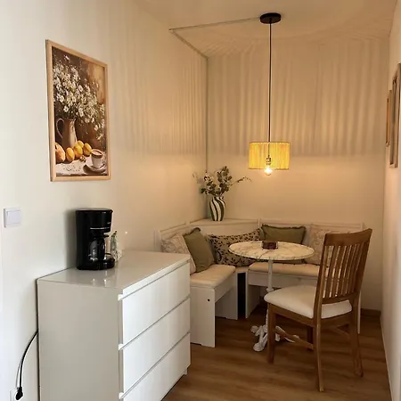 Einzelzimmer 1 In Schoener In Ruhiger Lage